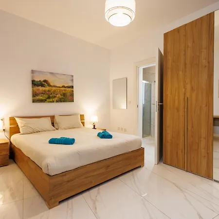 Sliema A28 - 5 Mins Walk To Valletta Ferry - Shopping Mall And Bay Sleeps 8 By Quicktrips Lejlighed