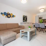 Sliema A28 - 5 Mins Walk To Valletta Ferry - Shopping Mall And Bay Sleeps 7 By Quicktrips *