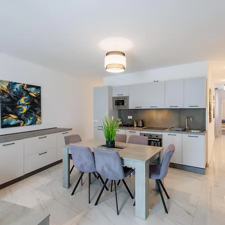 Sliema A28 - 5 Mins Walk To Valletta Ferry - Shopping Mall And Bay Sleeps 8 By Quicktrips Daire