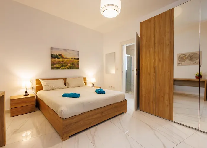 Sliema A28 - 5 Mins Walk To Valletta Ferry - Shopping Mall And Bay Sleeps 8 By Quicktrips Appartement