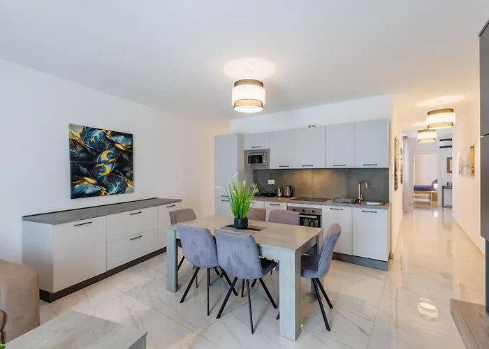 Sliema A28 - 5 Mins Walk To Valletta Ferry - Shopping Mall And Bay Sleeps 8 By Quicktrips Appartement