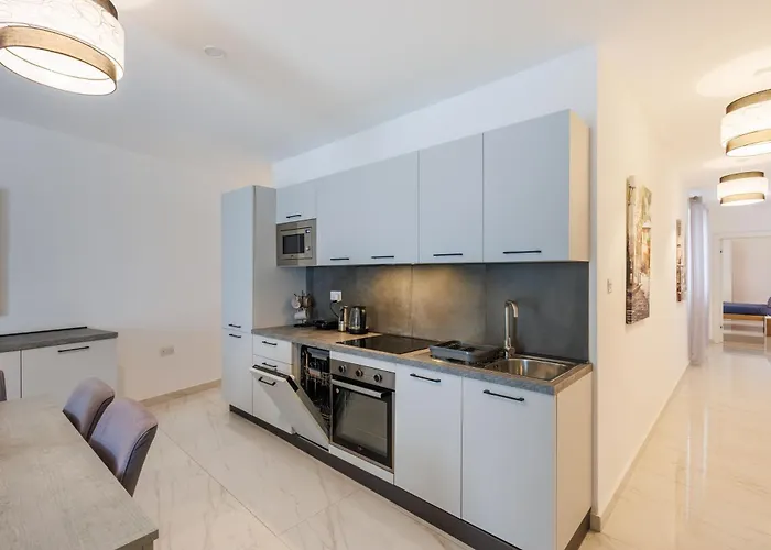 Sliema A28 - 5 Mins Walk To Valletta Ferry - Shopping Mall And Bay Sleeps 8 By Quicktrips *