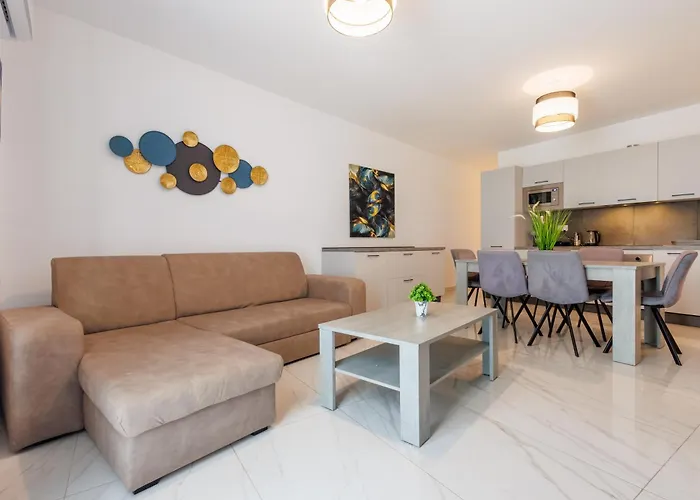 Sliema A28 - 5 Mins Walk To Valletta Ferry - Shopping Mall And Bay Sleeps 8 By Quicktrips *